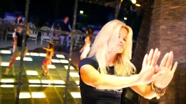 Close-up schoot sexy jonge vrouw dansen in een discotheek op een dansvloer — Stockvideo