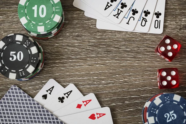 Cips ve ahşap arka plan üzerinde poker kart kumar