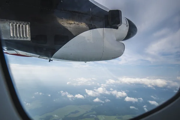 Nubes, tornillo, cielo como se ve en la ventana de un avión — Foto de Stock