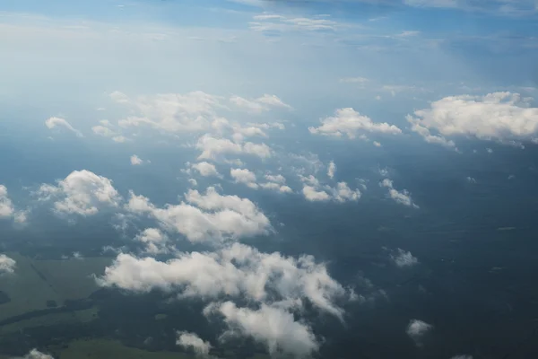Νεφέλες του ουρανού όπως φαίνεται στο παράθυρο του αεροσκάφους — Φωτογραφία Αρχείου