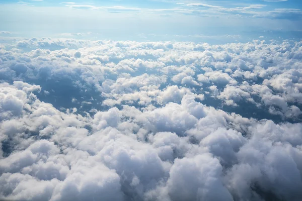 Mraky, obloha jak je vidět v okně letadla — Stock fotografie