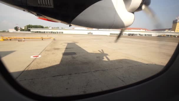 Heben kommerzielle Schraubenflugzeuge in den Himmel ab. Blick aus dem Fenster. — Stockvideo