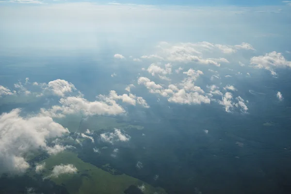 Nori, cer și câmpuri văzute în fereastra unei aeronave — Fotografie, imagine de stoc