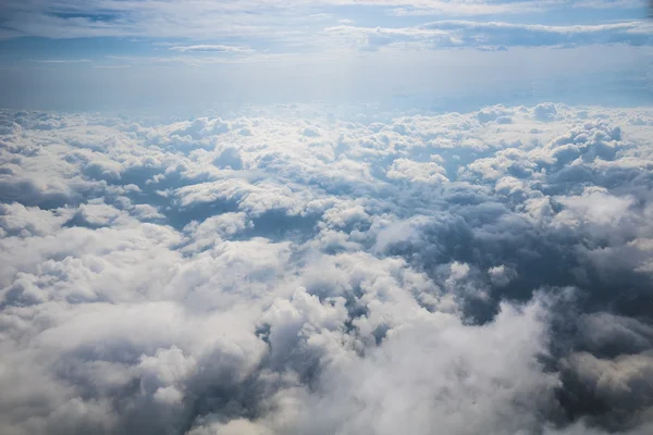 Nori, soare și cer, așa cum se vede în fereastra unui avion — Fotografie, imagine de stoc