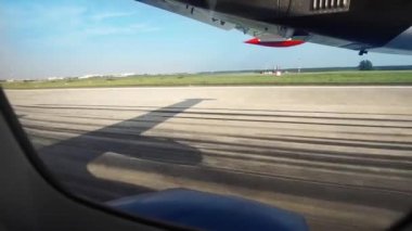 Gökyüzü ticari vida uçak çıkar. Penceresinden görüntülemek.