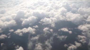 Uçağın penceresinde görüldüğü gibi bulutlar, gökyüzü