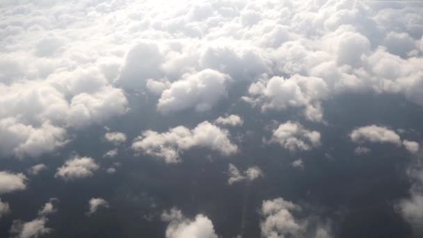 Πάνω από τα σύννεφα, ουρανός όπως φαίνεται στο παράθυρο του αεροσκάφους — Αρχείο Βίντεο