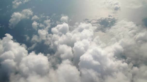 Acima das nuvens, o céu como visto na janela de uma aeronave — Vídeo de Stock