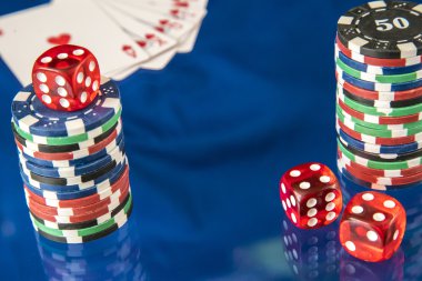 Cips ve poker kart mavi ayna arka plan üzerinde kumar