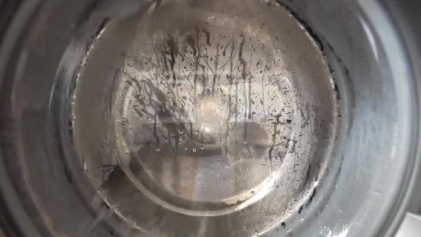 Vista de um tambor da máquina de lavar roupa durante a lavagem — Vídeo de Stock