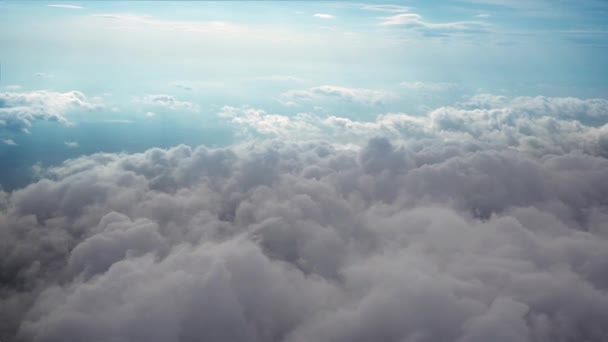 Felhők felett repülő repülőgép — Stock videók