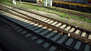 Bir tramvay rayları, çakıl ve uyuyanlar için bir demiryolu hattı inşaatı