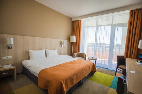 İki kişilik bir otel odasında iç. Modern tasarım.