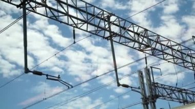 Gökyüzü tren çalıştıran bir pencere görünümünden