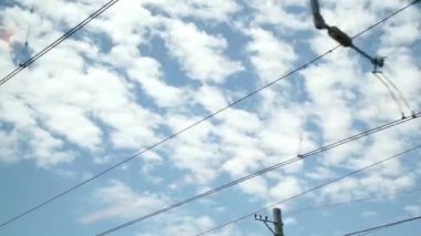 Gökyüzü tren çalıştıran bir pencere görünümünden