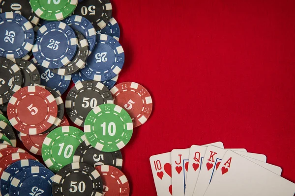 Fichas de jogo e cartão para poker no fundo de feltro vermelho — Fotografia de Stock