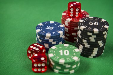 Cips ve poker kart Yeşil Keçe zemin üzerine kumar