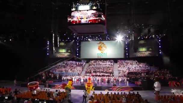 Sochi, Rusko - 6. července: Velký Ice Dome příprava pro otevírání a zavírání obřady na World Choir Games — Stock video