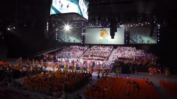 Sochi, Rússia - 6 de julho: preparação da cúpula de gelo Bolshoy para as cerimônias de abertura e encerramento dos Jogos Mundiais de Coros — Vídeo de Stock