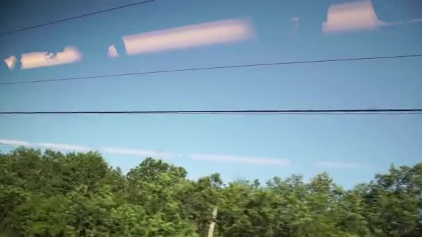 Lucht uitzicht vanuit een venster met trein — Stockvideo