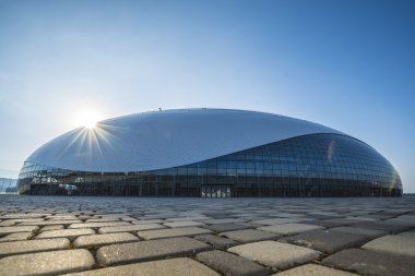 Sochi, Rusya Federasyonu - 16 Temmuz: Bolshoy buz kubbe ile güneş patlaması arka plan üzerinde 16 Temmuz 2016