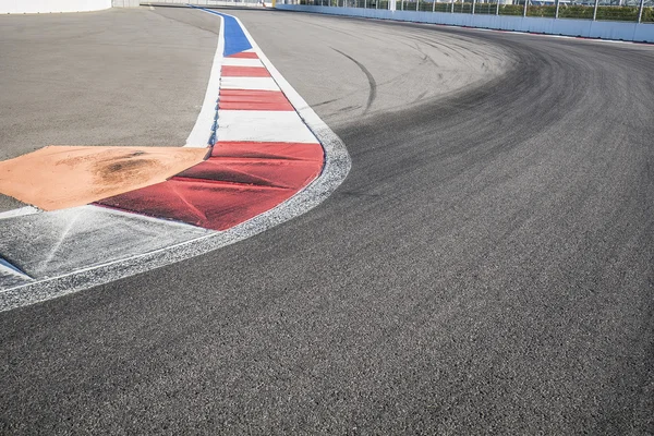 Het patroon van motor race asfalt en rood wit beteugelen. Close-up op stratencircuit van de Grand Prix — Stockfoto