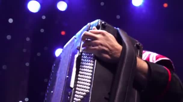 Muzikant hand spelen van accordeon close-up in podium verlichting schaduwen — Stockvideo