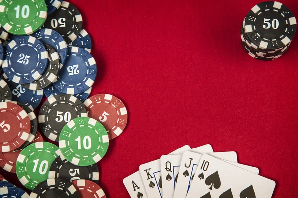 Fichas de jogo e cartão para poker no fundo de feltro vermelho — Fotografia de Stock