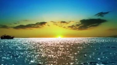 Yalnız lüks tekne silueti ile bulutlu gün batımı