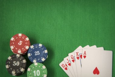 Cips ve kart Poker Yeşil Keçe zemin üzerine kumar