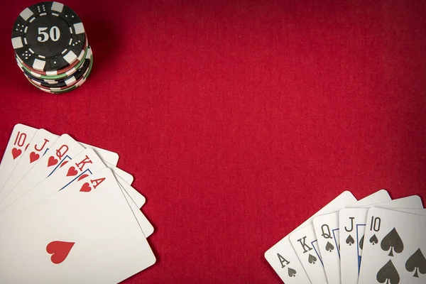 Fichas de jogo e cartão para poker no fundo de feltro vermelho — Fotografia de Stock