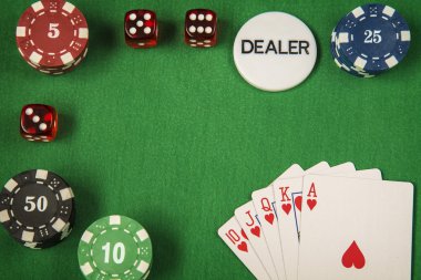 Cips, kırmızı zar ve kart Poker Yeşil Keçe zemin üzerine kumar
