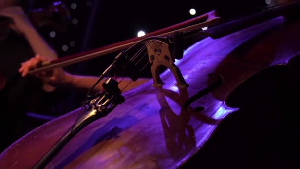 Concerto, una musicista donna che suona il violoncello sul palco, mano da vicino . — Video Stock