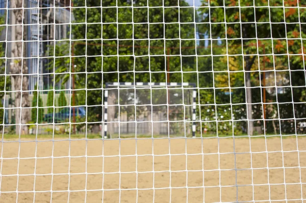 Calcio da spiaggia porta attraverso la rete. Giochi in Brasile . — Foto Stock