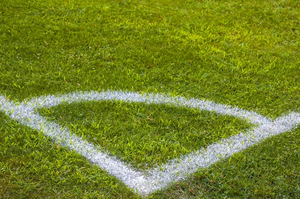 Esquina del campo de fútbol con marcas blancas, textura de hierba verde . —  Fotos de Stock