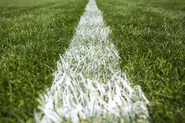 Białe paski na zielonej trawy, piłka nożna i piłka nożna Stadion — Zdjęcie stockowe