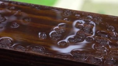 Sıvı metal veya cıva gibi bir ahşap pencere pervazına üzerinde yağmur damlaları