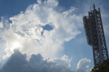 stadyum aydınlatma Kulesi ve bulutlu gökyüzü