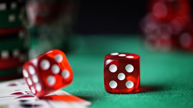 Kırmızı zar, casino chipi olarak yeşil keçe kartlarına