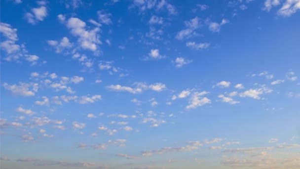 Ochtend hemel met witte spindrift wolken van goed weer — Stockvideo