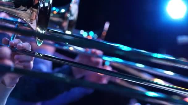 Closeup film de trompette fragmentée. Instrument en gros plan sur la mise au point et sans foyer . — Video