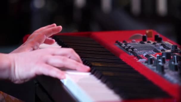 Mains de musicien jouant du clavier en concert — Video