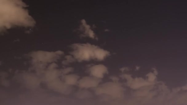 Céu noturno com nuvens brancas spindrift e estrelas de bom tempo — Vídeo de Stock