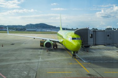 Uçak havaalanında teleskopik merdiven geçiş