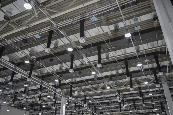 De plafond-airconditioning van stadion of showroom dak — Stockfoto