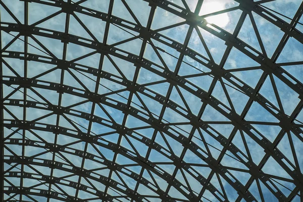 Потолок стальной конструкции из металла и стекла — стоковое фото