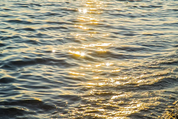 Superficie azul del agua de mar al atardecer con chispas —  Fotos de Stock