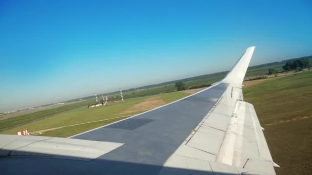 Вид на крыло самолета во время вылета из аэропорта — стоковое видео