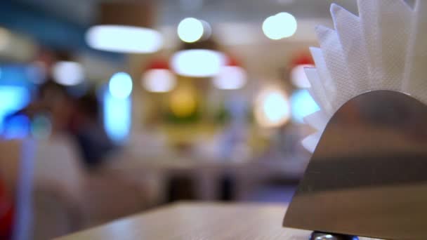 Abstract koffiehuis, zachte en blur concept. Papieren servetten op de voorgrond. — Stockvideo