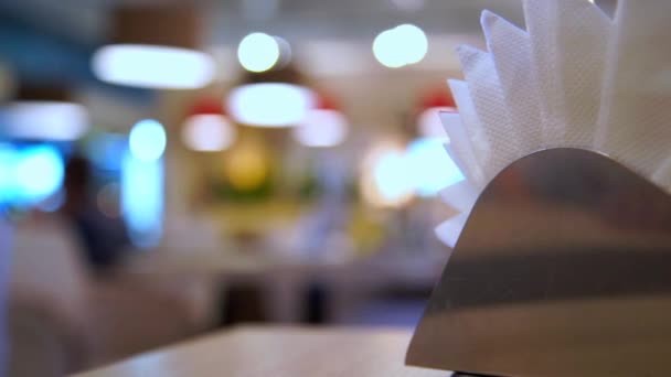 Cafetería abstracta, concepto suave y borroso. Servilletas de papel en primer plano . — Vídeos de Stock
